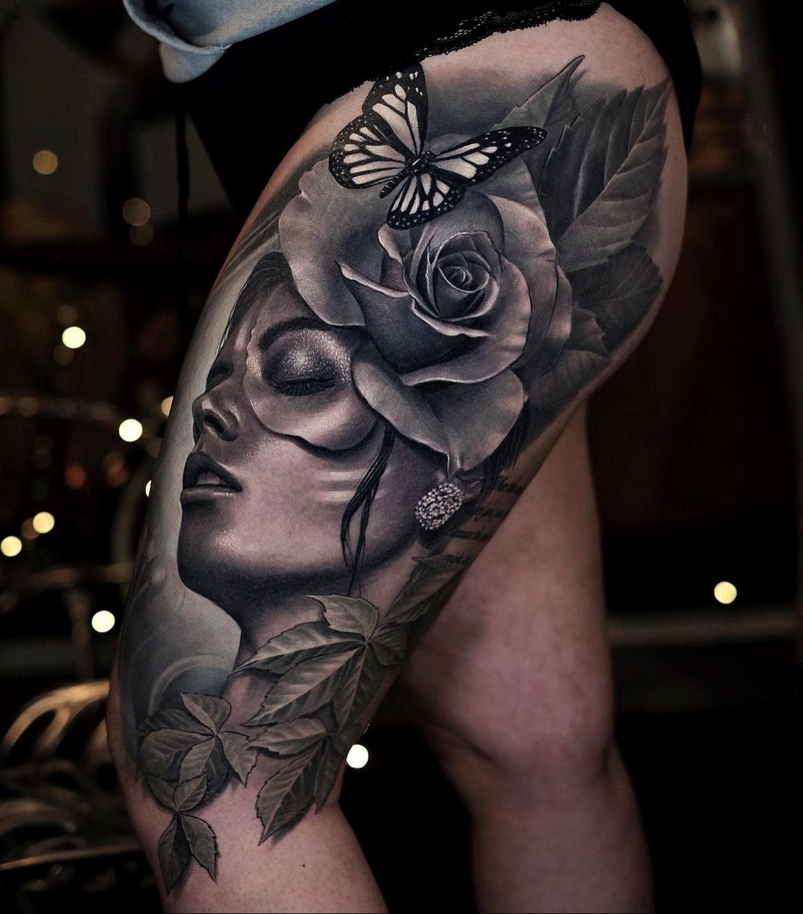 frau mit rose tattoo