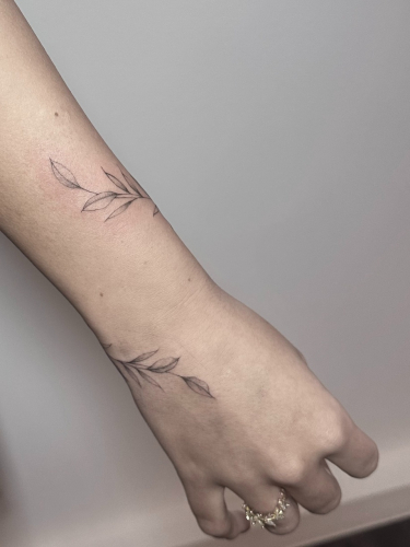 bluete-auf-arm-tattoo