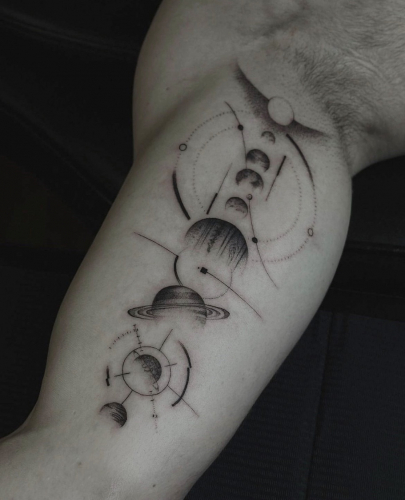 linework-planeten-tattoo