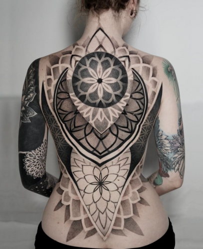 mandala-ruecken-tattoo