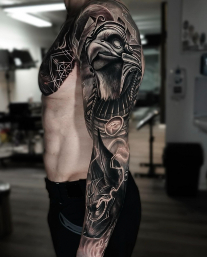 oberarm-adler-tattoo