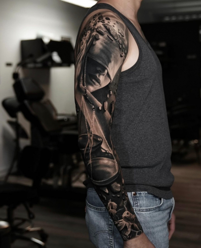 oberarm-black-and-grey-tattoo