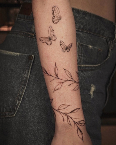 schmetterling-pflanzen-tattoo